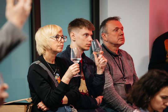 „Vyno dienos“ ragina pakviesti mamas į pasimatymą ir skelbia parodos programą