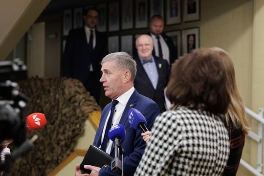 Į savų spaudimą K. Vilkauskas numojo ranka: komitetas rinksis ir kitą savaitę, iš opozicijos – liaupsės