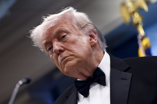 Buvęs FTB direktorius J. Comey‘is kaltinamas grasinęs susidoroti su D. Trumpu