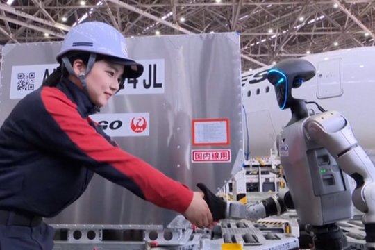 Vienas miestas netrukus taps dar modernesnis: prie bagažo tvarkytojų sutiksite humanoidinius robotus