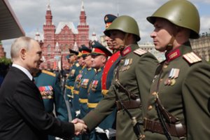 Pirmą kartą per beveik dvidešimt metų: V. Putino paradas – be tankų ir šarvuočių