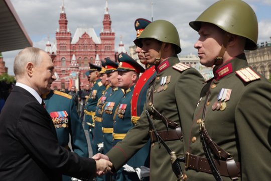 Pirmą kartą per beveik dvidešimt metų: V. Putino paradas – be tankų ir šarvuočių