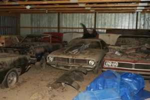 Sename ūkiniame pastate aptikta įspūdinga 7-ojo dešimtmečio retro automobilių kolekcija