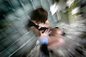 Dvi siaubingos neįgalios nepilnametės dienos Vilniuje: 4 vyrai ir 3 moterys ją mušė, prievartavo, apiplėšė