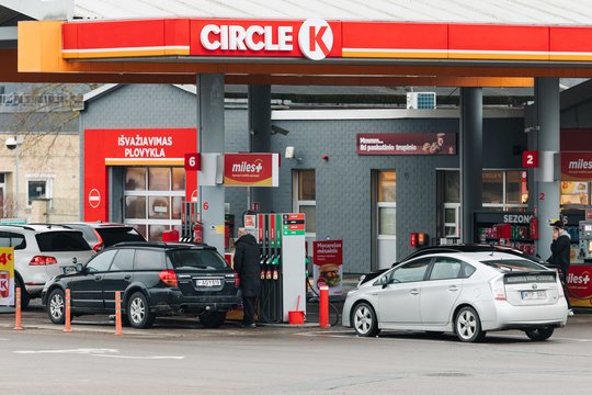 Vyriausybė pritarė kainų keitimų degalinėse ribojimui: mažinti galės bet kada, didinti – kartą per dieną