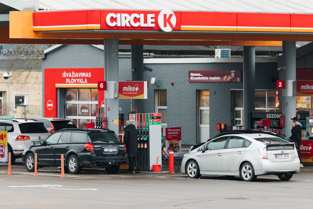 Vyriausybė pritarė kainų keitimų degalinėse ribojimui: mažinti galės bet kada, didinti – kartą per dieną