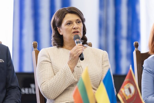 D. Nausėdienė vėl prakalbo miglotai: užsienyje kalbėjo apie minkštosios galios tinklaveiką