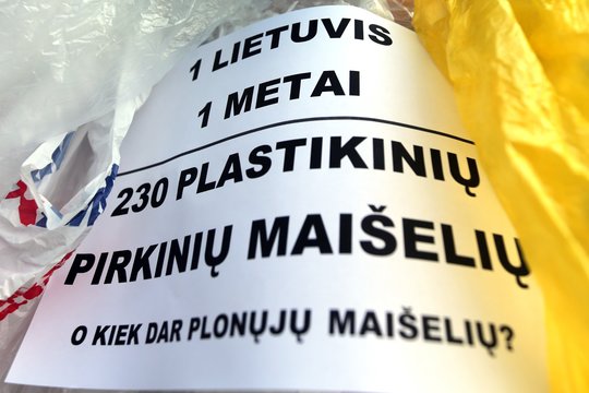 Prekybininkai neslepia – pakuočių kainos kyla, o sumokėti teks pirkėjams: viskuo dėta brangi nafta