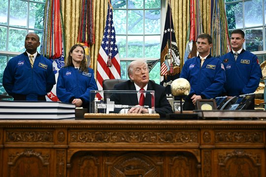 D. Trumpas Baltuosiuose rūmuose priėmė „Artemis“ misijos astronautus