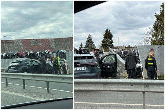 Po susidūrimo su sunkvežimiu Kauno prieigose „Toyota“ išvertė autolaužyno tvorą
