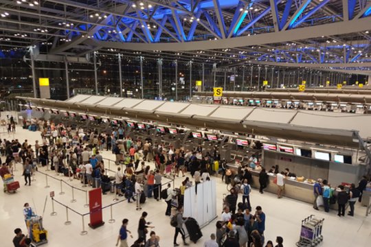 Oro uosto darbuotojai negalėjo patikėti, ką aptiko po merginos drabužiais: prisitvirtino lipnia juosta