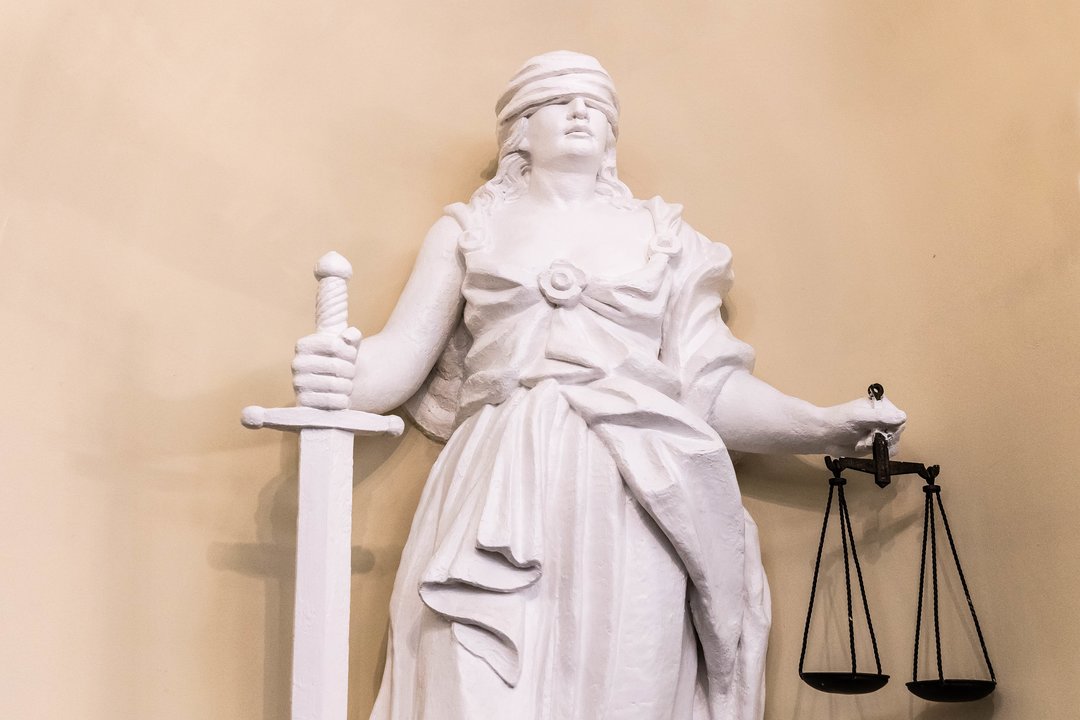 Teismas atmetė Raseiniuose per Kalėdas mažametę sumušusio vyro skundą, jis siunčiamas į kalėjimą