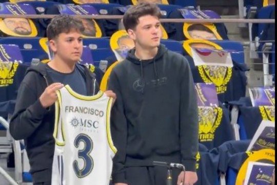 Dviejų Stambulo klubo sirgalių išradingumas – S. Francisco pavardė ant „Fenerbahce“ marškinėlių