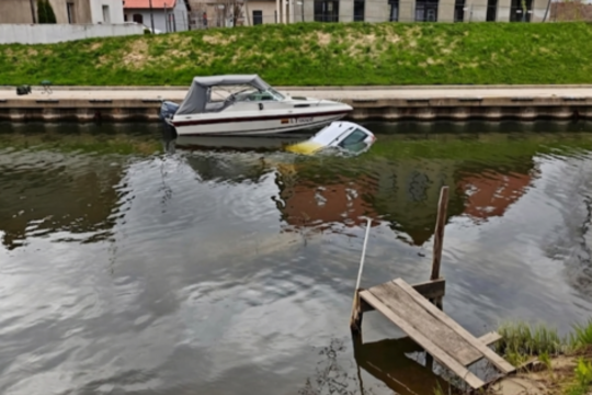 Išsiblaškiusios Šilutės gyventojos „Volkswagen“ nuskendo Šyšos upėje