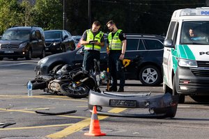 Beteisis motociklininkas Vilniuje sukėlė avariją, per kurią pats ir nukentėjo