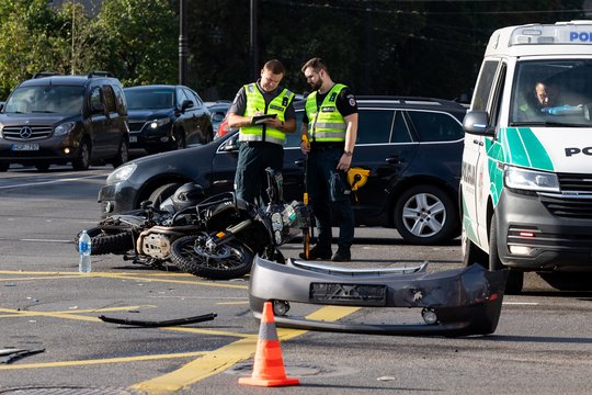Beteisis motociklininkas Vilniuje sukėlė avariją, per kurią pats ir nukentėjo