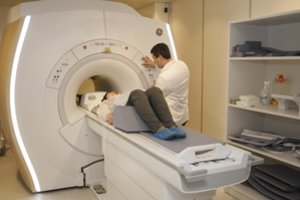 Griežtina tvarką gydymo įstaigose: priemokų iš pacientų reikalauti draudžiama, kontrolę perima VLK