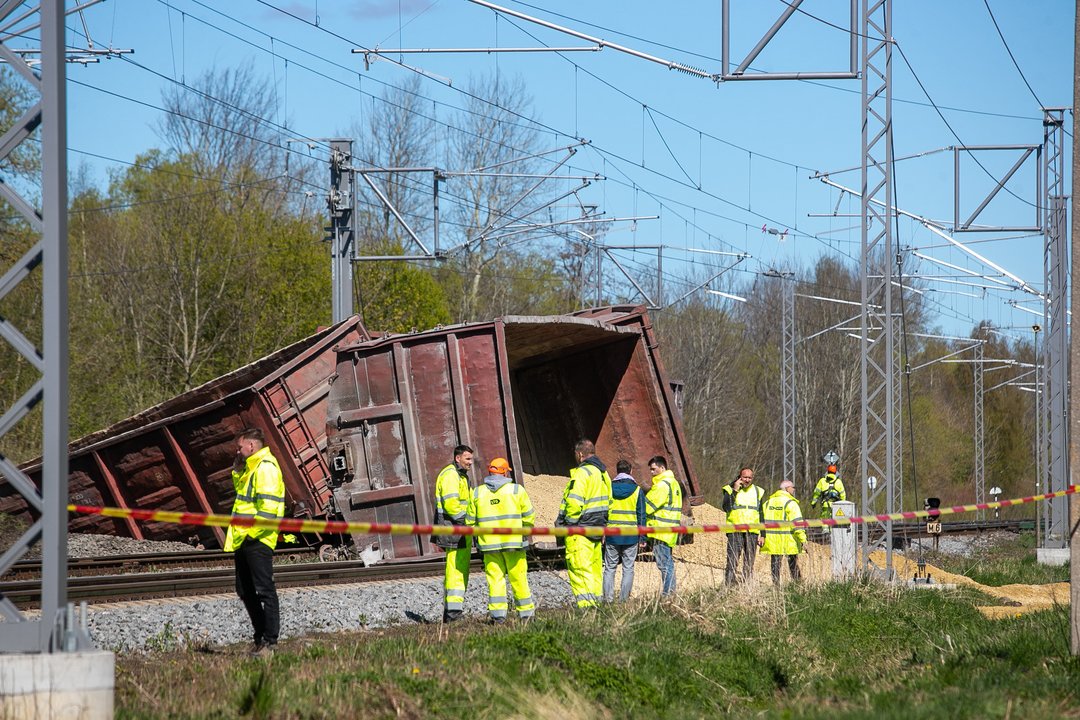  Ankstų penktadienio rytą Kėdainių rajone esančioje Gudžiūnų stotyje nuo geležinkelio bėgių nuriedėjo trys skaldą gabenę vagonai.<br> ELTA / O. Gurevičiaus nuotr.