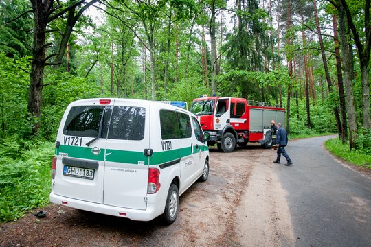 Gesindami degančią miško paklotę Vilniaus pakraštyje ugniagesiai rado žmogaus kūną