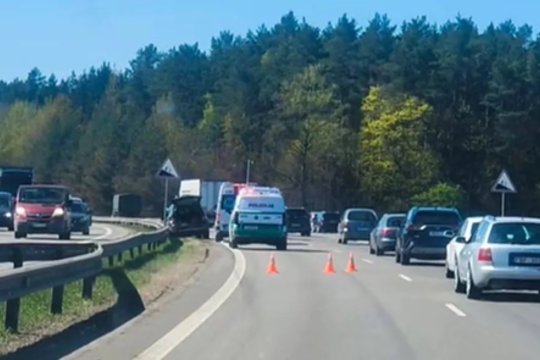 Vakariniame Kauno aplinkkelyje automobilis rėžėsi į atitvarus