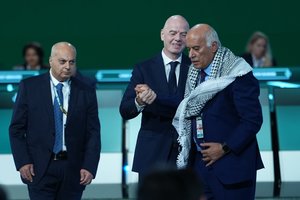 Gyvena savo pasaulyje? FIFA vadovas pabandė sutaikyti Izraelio ir Palestinos vadovus