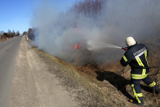 Gesindamas gaisrą Šiaulių r. nukentėjo ugniagesys – užvirto pastato siena