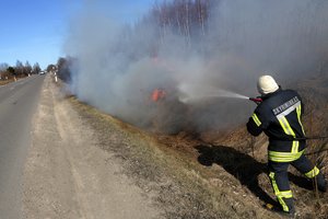 Gesindamas gaisrą Šiaulių r. nukentėjo ugniagesys – užvirto pastato siena