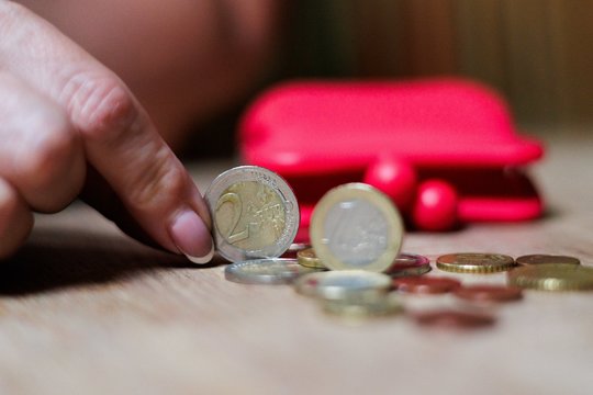 Socialinėmis darbuotojomis prisistačiusios moterys Vilniuje apvogė senolę