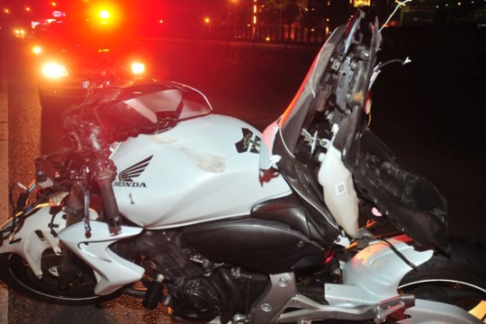 Neatidus vairuotojas Panevėžyje sukėlė avariją, per kurią nukentėjo motociklininkas