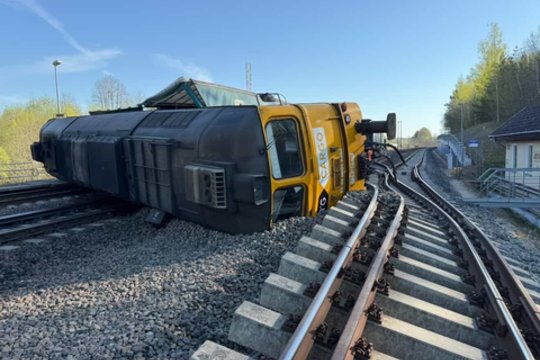 Jiesios incidentas nuotraukose: nuo bėgių nukrito lokomotyvas ir vagonai