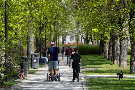 Sinoptikė įspėja: šilti orai maišysis su lietumi ir perkūnija