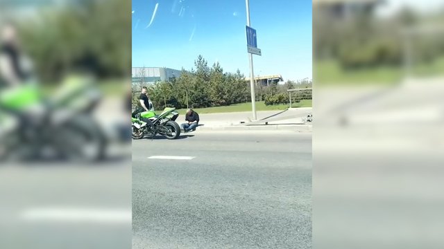 Vilniuje susidūrė automobilis ir motociklas: nukentėjo motociklininkas