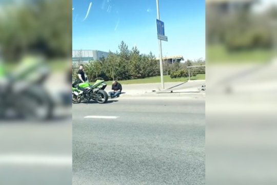Vilniuje susidūrė automobilis ir motociklas: nukentėjo motociklininkas