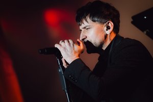Alanas Chošnau akustinių koncertų etapą vainikavo išparduotu koncertu Vilniuje