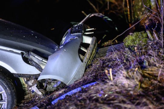 Girti vairuotojai sėjo nelaimes: Vilniaus r. apvirto BMW, Šiauliuose sužeistos 2 moterys