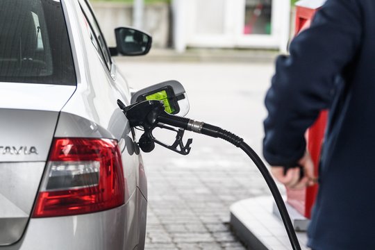 Kainų skirtumai degalinėse tiesiog bado akis: štai kur baką galima pripildyti pigiausiai