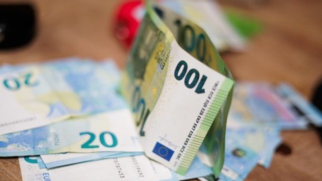 Teks plačiau atverti pinigines: neatmeta, kad gali didėti bazinės palūkanų normos