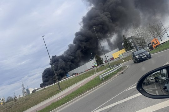 Ugniagesiai: įmonėje „Žalvaris“ kilęs gaisras pilnai užgesintas