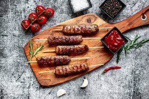 Skaniau nei užkandinėse: du sultingų kebabų receptai, kuriuos norėsis kartoti visą vasarą