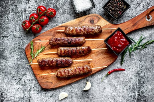 Skaniau nei užkandinėse: du sultingų kebabų receptai, kuriuos norėsis kartoti visą vasarą