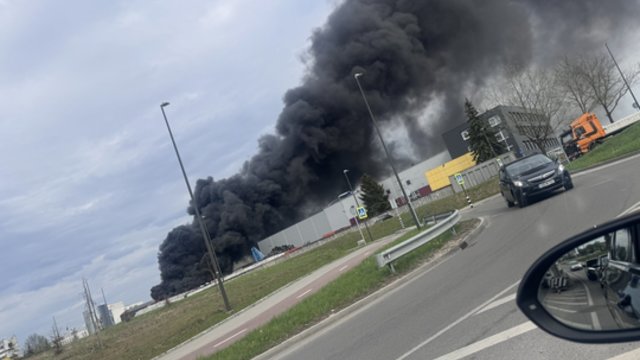 Po didžiulio gaisro atliekų tvarkymo įmonėje „Žalvaris“ – ikiteisminis tyrimas