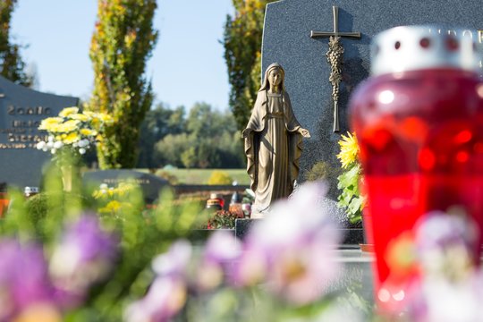 Po laidotuvių – lyg siaubo filmas: artimieji išgirdo beldimą ir balsą iš kapo