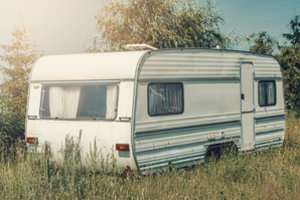Klaipėdiškis pasistatė vagonėlį savo kieme – teko išvežti: teismas įspėja ir kitus