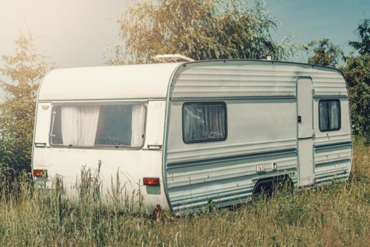 Klaipėdiškis pasistatė vagonėlį savo kieme – teko išvežti: teismas įspėja ir kitus