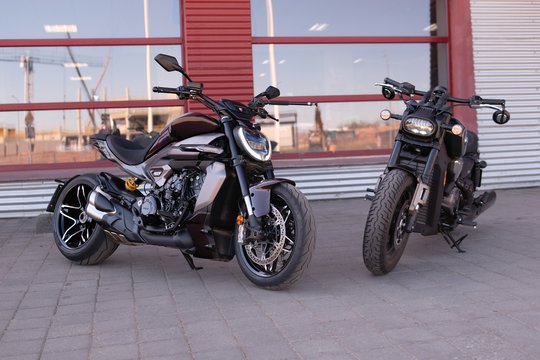 2026 m. „Ducati XDiavel V4“ prieš „QJMotor SRV 600 V4“ testas: du motociklai, aštuoni cilindrai ir netikėtas rezultatas