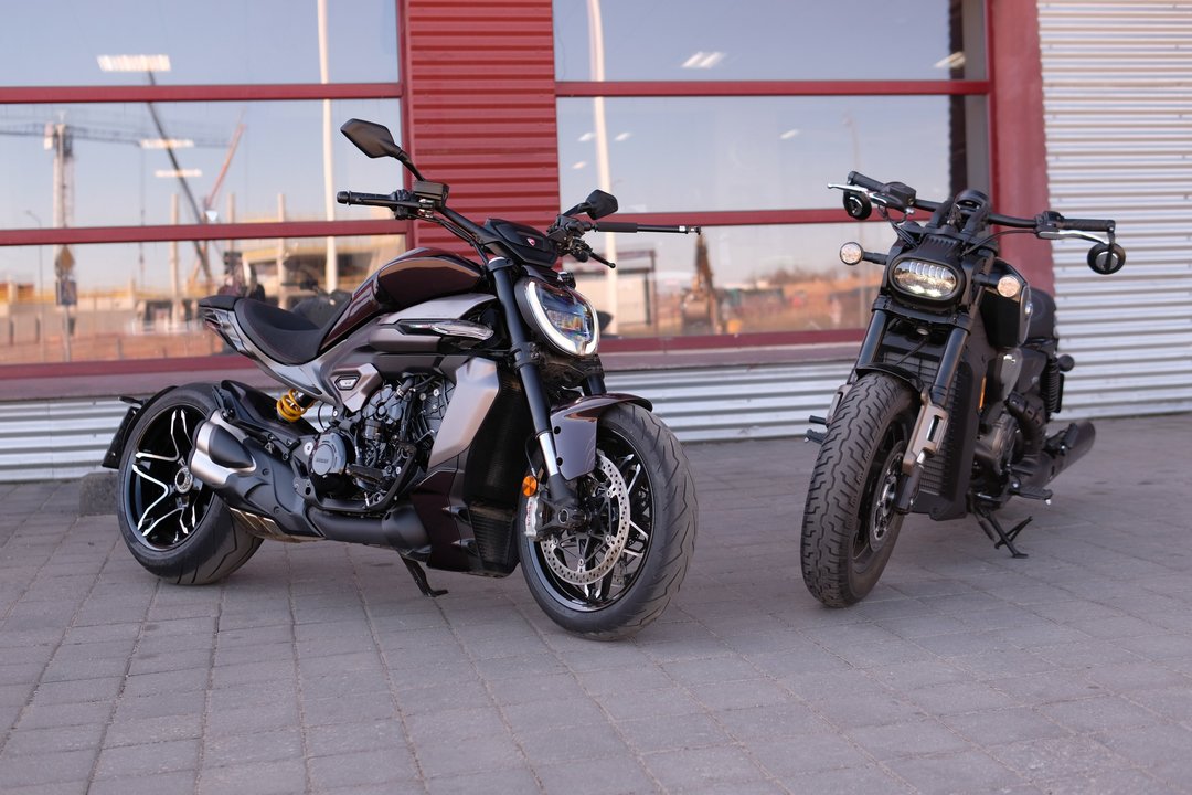 2026 m. „Ducati XDiavel V4“ prieš „QJMotor SRV 600 V4“ testas: du motociklai, aštuoni cilindrai ir netikėtas rezultatas