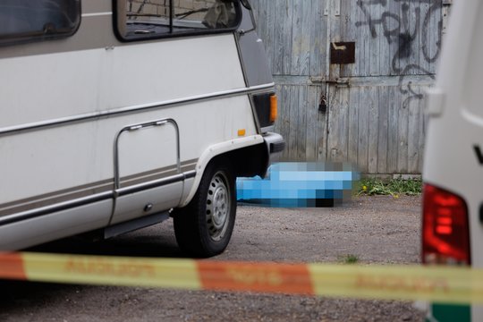 Vaizdai iš įvykio vietos: Vilniuje rastas vyro kūnas su šautine žaizda