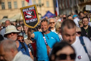 „Šalin rankas nuo žiniasklaidos“: Prahoje – protestas prieš visuomeninio transliuotojo reformas