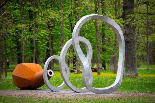 Ąžuolyno parke – naujas miesto akcentas, kviečiantis pažvelgti į žodžio trapumą