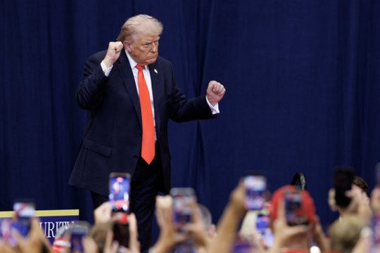 D. Trumpas užtikrintas: Iranas turėtų mojuoti balta vėliava